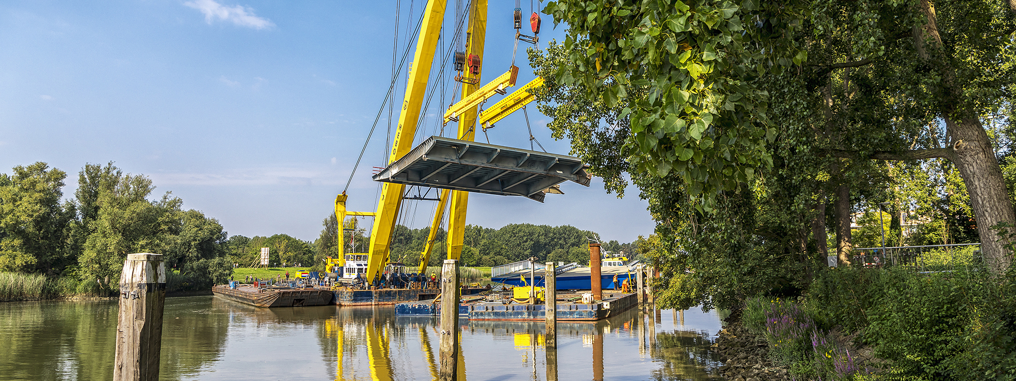 Transport en montage nieuwe vallen Wantijbrug, Dordrecht