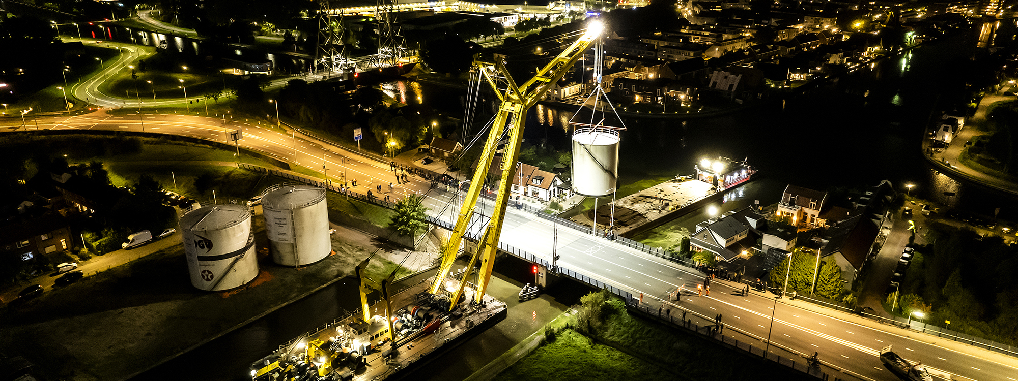 Transport opslagtanks –hijswerk over Steekterbrug,Alphen aan den Rijn